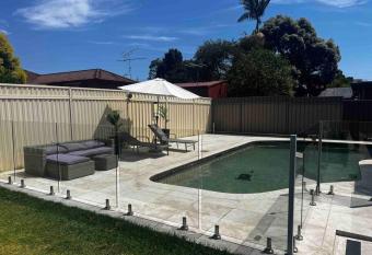 4 BR House - Walk to Station & Nepean Hospital has rooms with a private hot tub
