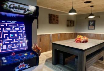 Moonshine Manor-Pets Ok-w/d-Pool Table-Arcade-Hot Tub has rooms with a private hot tub