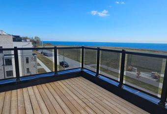 Lakehouse with Rooftop View - Long-Term Only allows 18 year olds to book a room