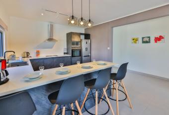 OceanBreeze Apartments Mont Choisy has Balcony rooms