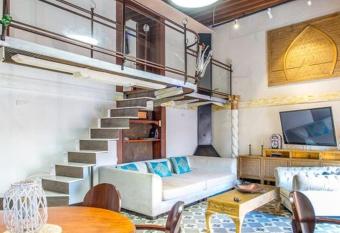casa catedral allows 18 year olds to book a room