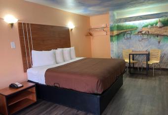 Executive Inn & Suites Near Lackland Afb has rooms with a private hot tub