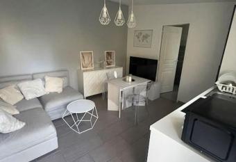 Appart T2 proche A  roport Roissy has Balcony rooms