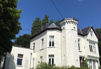 Le Chateau Blanc has Balcony rooms
