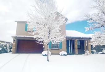 Cozy hideaway 30 miles to Mt Rose Ski, Tahoe/ Reno has rooms with a private hot tub