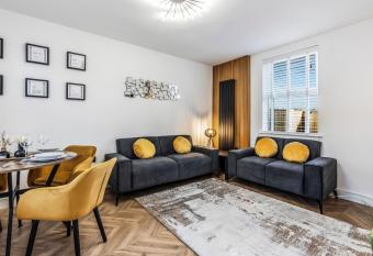 Parkside 2 bedroom house near Dunfermline & Edinburgh has Balcony rooms