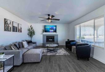 Peaceful Desert Villa w/Lake View & Spa has rooms with a private hot tub