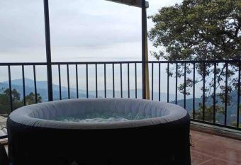 Ecocasa Impresionante panor  mica jacuzzi Smart TV has rooms with a private hot tub