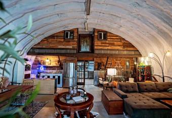 Hill Country Hangar has rooms with a private hot tub