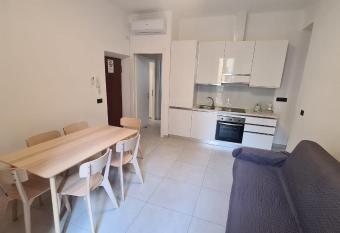 Amici Holidey mono locale Stazione allows 18 year olds to book a room