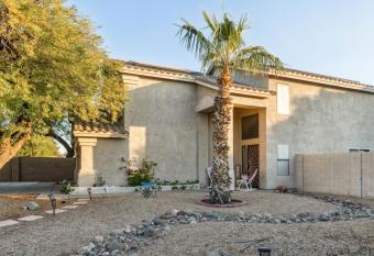 Spacious Charming Home, Sleeps up to 8, Your Oasis has rooms with a private hot tub