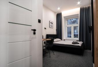 Dream Aparts - Piotrkowska 33 allows 18 year olds to book a room