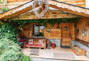 Chalet Pomme de Pin has rooms with a private hot tub