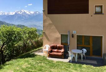 La Chaumi  re d H  rens allows 18 year olds to book a room