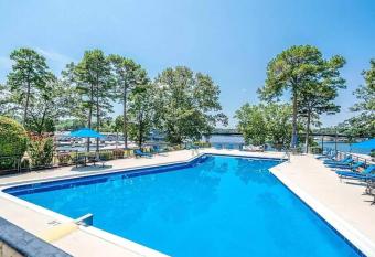 Perfect Couples Retreat - close to all amenities allows 18 year olds to book a room