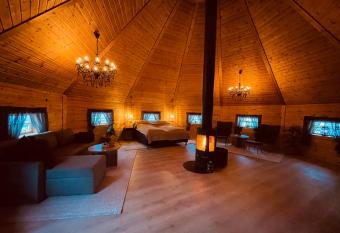 Koselig dyreg  rd i Troms   has Balcony rooms