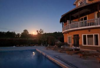 Apartments   eherzada has rooms with a private hot tub