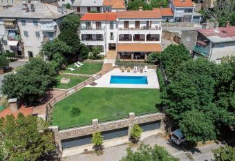 Guesthouse Ru  a has Balcony rooms