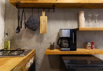 Estudio en casa Xaha allows 18 year olds to book a room