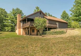 Your HIKING PLACE & LAKESIDE & Rolling hills views has Balcony rooms