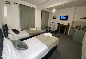 Cosy 3BD Guesthouse w/ Private Bathrooms has Balcony rooms