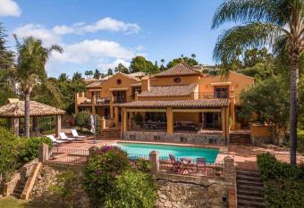 Casa del Paraiso has rooms with a private hot tub