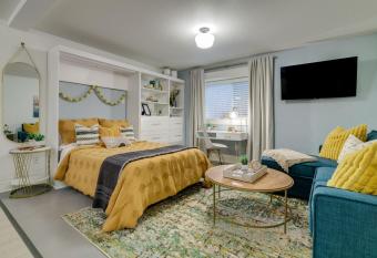 Bright & Cozy Modern Studio, Fast WiFi, Quiet, Walkable to University of Portland allows 18 year olds to book a room