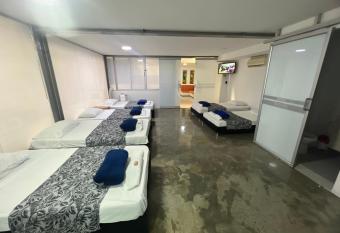 Apartamento para grupos grandes dentro de centro comercial con frisby has Balcony rooms