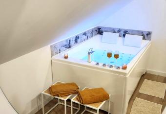 Charme, d  tente sous les   toiles has rooms with a private hot tub