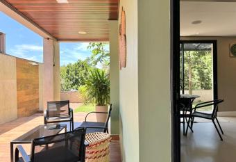 OKA Praia Cabe  udas & SPA has rooms with a private hot tub