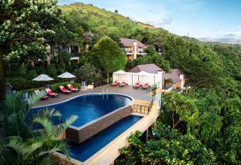 Victoria Cliff Hotel & Resort, Kawthaung allows 18 year olds to book a room