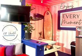 Blue Wave Container Studio has Balcony rooms