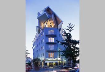 Chelsea Hotel has Balcony rooms