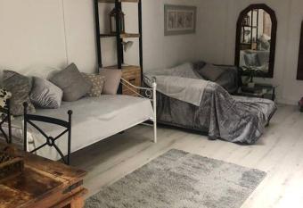 Huge Peaceful beamed Sanctuary ! has Balcony rooms