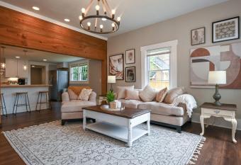 Broad Bungalow - Minutes from Downtown Athens! allows 18 year olds to book a room