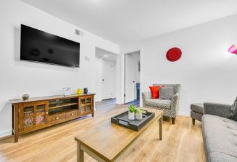 Classic City Getaway - 1 mile walk to Sanford Stadium! has Balcony rooms