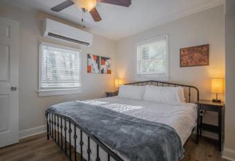 Cara's Cottage 2 miles from Sanford Stadium allows 18 year olds to book a room