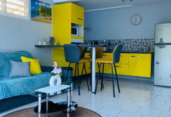 Le Cocon de l Oranger has rooms with a private hot tub