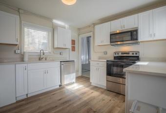 The Garden House 2 miles to Sanford Stadium allows 18 year olds to book a room