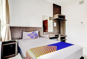 SPOT ON 90777 D river Guest House allows 18 year olds to book a room