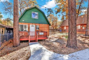 Apres Chalet Retreat~ Hot Tub~ Relax Away Cottage~ has Balcony rooms