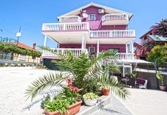 Apartments Villa Excellente Belvedere has rooms with a private hot tub