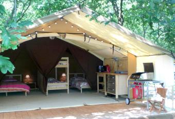 Tente Lodge La T  ouleyre allows 18 year olds to book a room