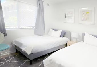 Holiday Chic Close to Beach & CBD has Balcony rooms