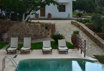 Ellinospito has Balcony rooms