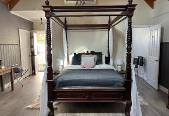 Kookaburra Cottage Gembrook allows 18 year olds to book a room