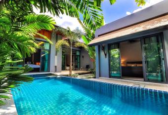 Villa Casablanca has rooms with a private hot tub