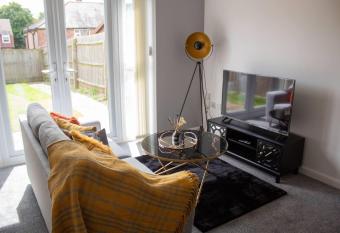 Cosy 2-Bed House in Nottingham has Balcony rooms