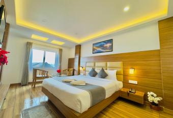 Hotel Green near DRC paid parking has Smoking rooms