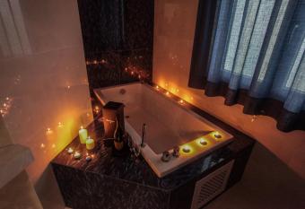 BnB Villa Langellotti has rooms with a private hot tub